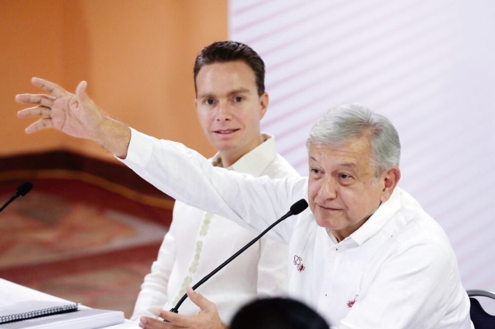 Andrés Manuel López Obrador, presidente electo de México, estuvo acompañado por el gobernador de Chiapas, Manuel Velasco, durante el evento de presentación del anteproyecto del Tren Maya. (LUIS CORTÉS. EL UNIVERSAL)