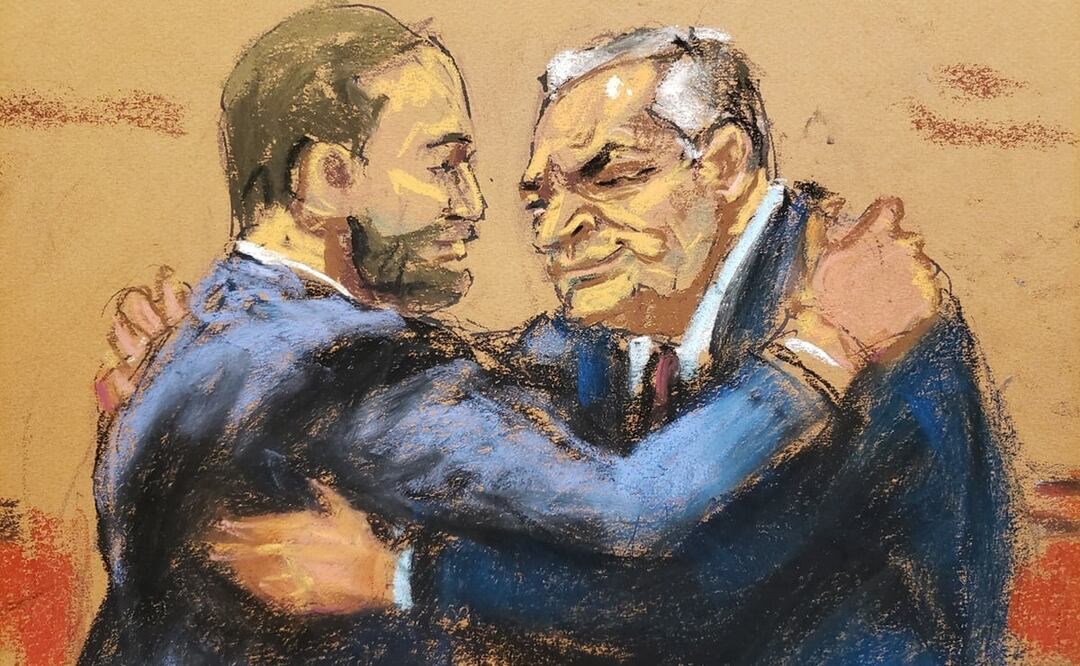 El exsecretario de Seguridad mexicano, Genaro García Luna (der.), mientras abraza a su abogado, César de Castro. Foto: EFE