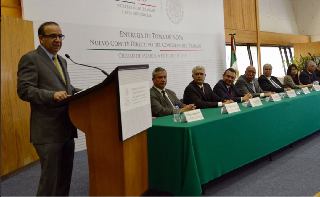 Navarrete entregó la Toma de Nota del nuevo Comité Directivo del Congreso del Trabajo. /Tomada de Twitter