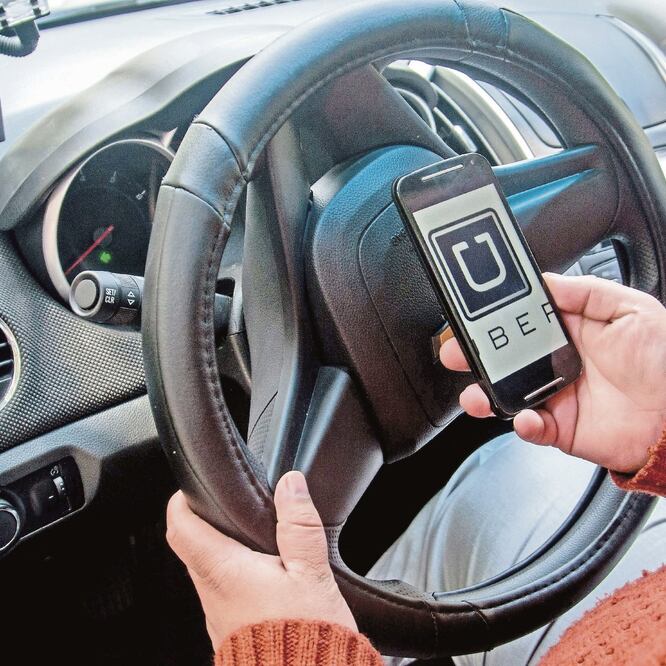 Un juez concedió a la empresa Uber la suspensión provisional contra la instalación de taxímetros en las unidades, que ordenó la Secretaría de Movilidad de la CDMX en agosto pasado. (ARCHIVO EL UNIVERSAL)