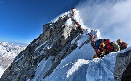Así se ve la larga fila para escalar el Everest; mueren dos