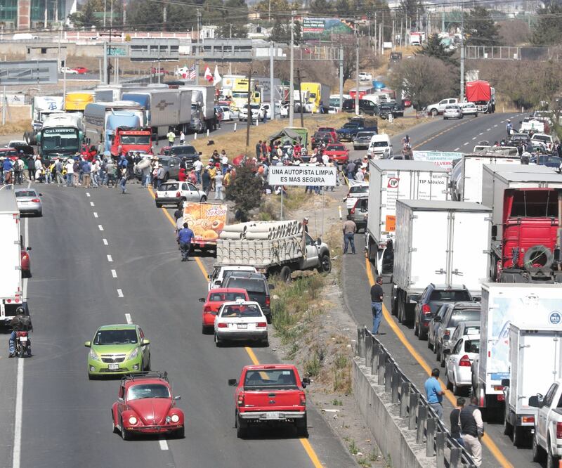 La autopista fue cerrada por 300 personas durante más de cinco horas, y después de la liberación el tránsito tardó en normalizarse. JORGE ALVARADO. EL UNIVERSAL