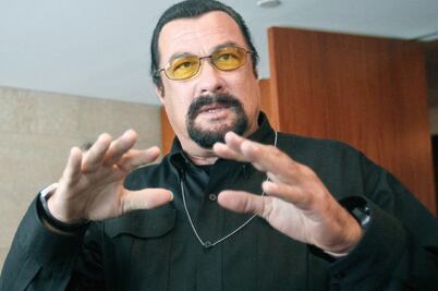 Ex conejita acusa a Steven Seagal