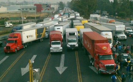 Transportistas bloquean la México-Querétaro