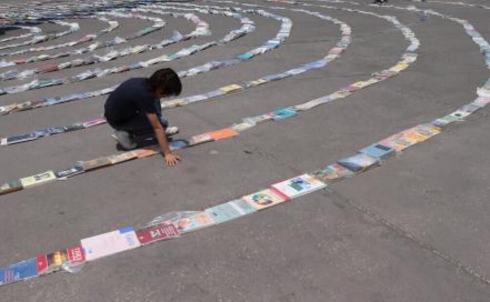 Buscan formar titánica espiral de libros en el Zócalo