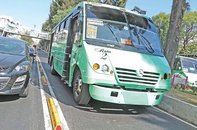 Pasajeros nos orillan a violar ley: choferes
