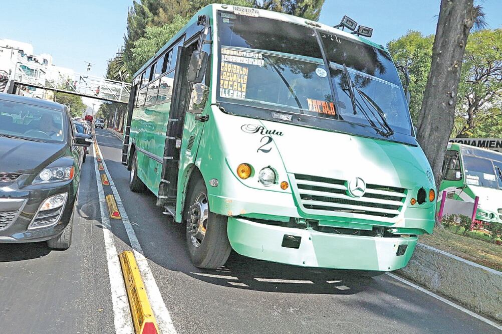 Entre las faltas que cometen operadores de transporte público está invadir el carril de Metrobús. Analizan retirar a conductores con varias infracciones (LUIS CORTÉS. EL UNIVERSAL)