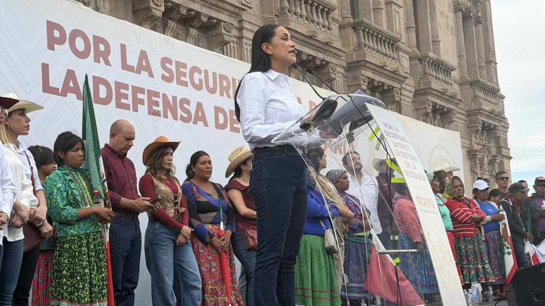 “No somos cómplices de nadie”, dice Ariadna Montiel frente a miles de personas en Palacio de Gobierno en Chihuahua. Foto: Paola Gamboa l EL UNIVERSAL.