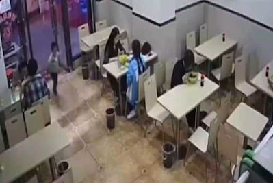 Mujer embarazada se vuelve viral por ponerle el pie a un niño