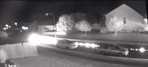 A lo "Volver al Futuro", conductor ebrio maneja su auto accidentado y deja el camino en llamas