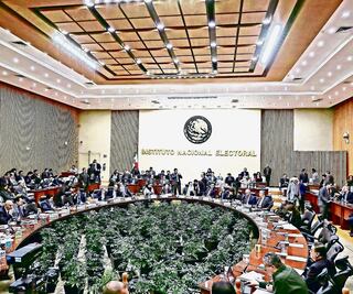Analiza INE aplazar elecciones en estados