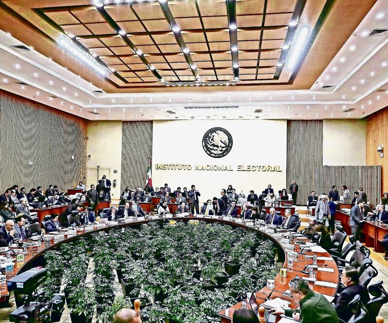 El INE pospuso 30 días el proceso de capacitación de los funcionarios de casilla que participarán en los procesos locales de Hidalgo y Coahuila como medida de prevención ante el coronavirus. Foto: ARCHIVO EL UNIVERSAL