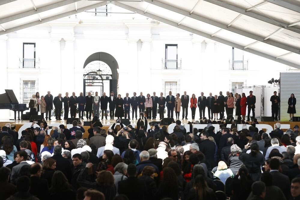 Dignatarios posan hoy durante el acto ciudadano en conmemoración de los 50 años del Golpe de Estado contra el Gobierno democrático de Salvador Allende, en el Palacio de La Moneda en Santiago (Chile). FOTO: EFE