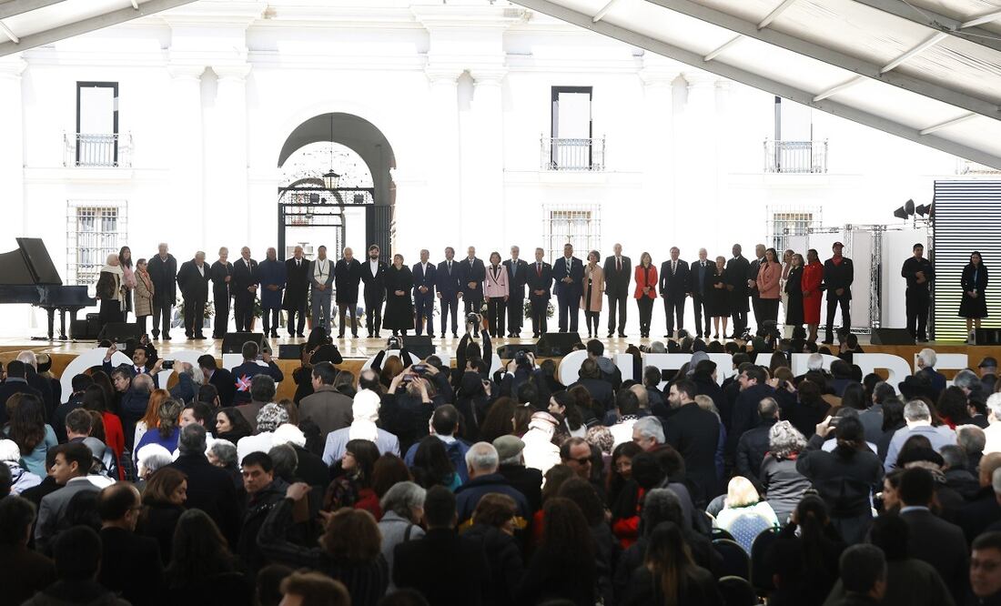 Dignatarios posan hoy durante el acto ciudadano en conmemoración de los 50 años del Golpe de Estado contra el Gobierno democrático de Salvador Allende, en el Palacio de La Moneda en Santiago (Chile). FOTO: EFE