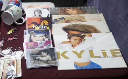 Lluvia, merch callejera y “esquites oficiales”: así calentaron motores los fans de Kylie Minogue rumbo al Palacio de los Deportes