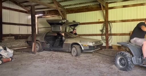 VIDEO: encuentran DeLorean abandonado con menos de 2 mil km