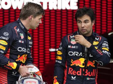 ¡Se pelearon! Explota Max Verstappen contra Checo Pérez: "Me forzó a irme hacia el pasto"