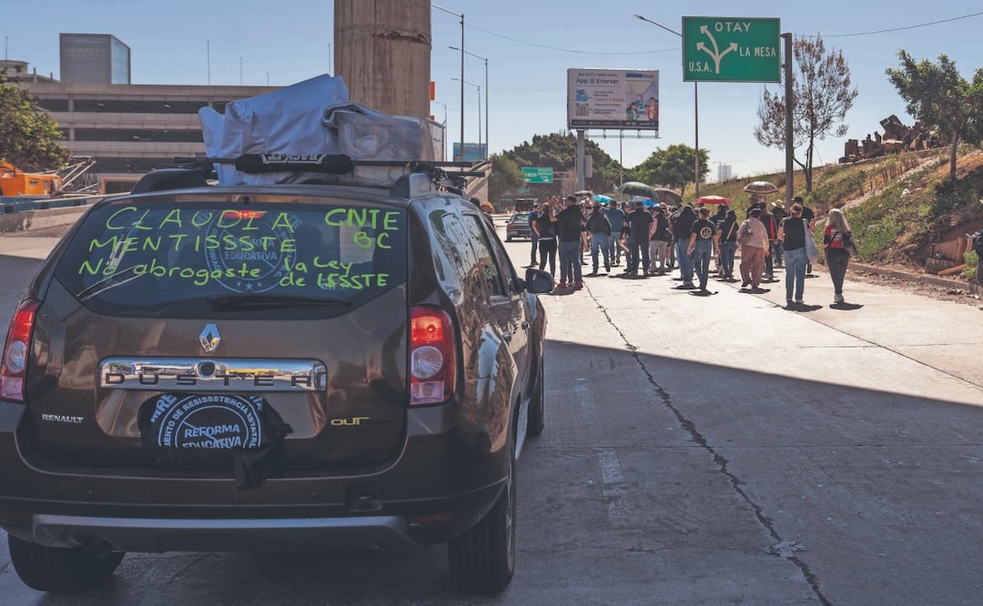 En Tijuana, Baja California, los maestros de la CNTE bloquearon parcialmente, durante una hora, la garita El Chaparral. Foto: Aimee Melo/ EL UNIVERSAL