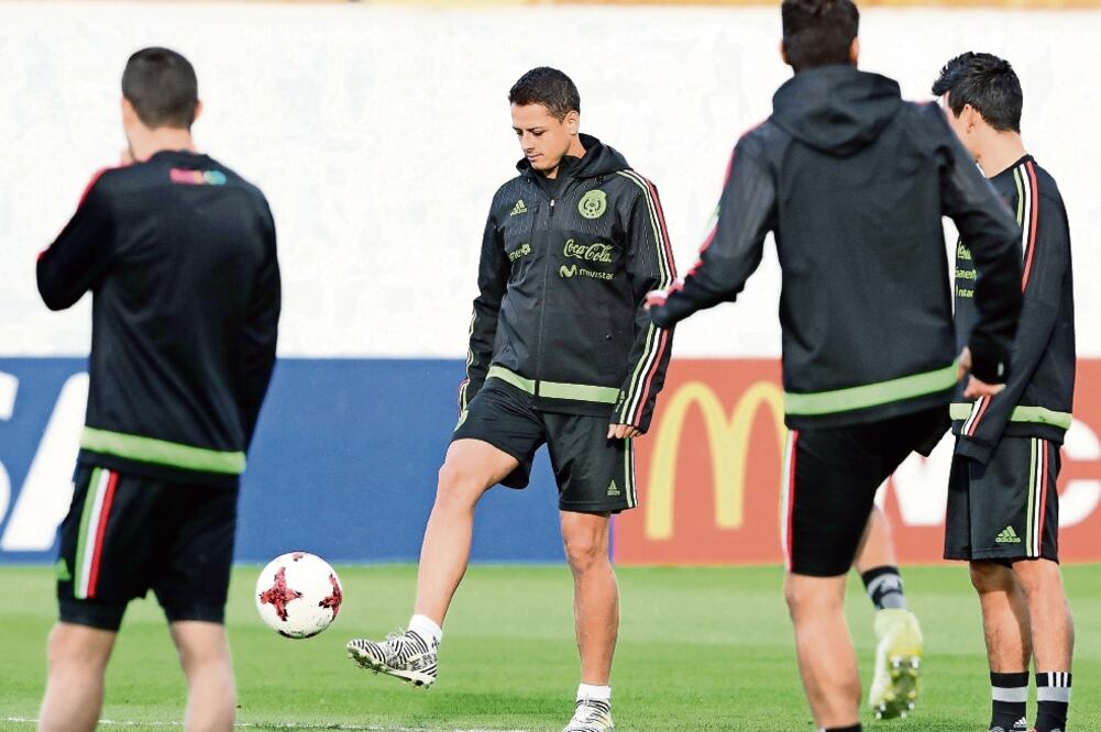 “Chicharito” siente que el conjunto ha ganado en confianza (TOLGA BOZOGLU. EFE)