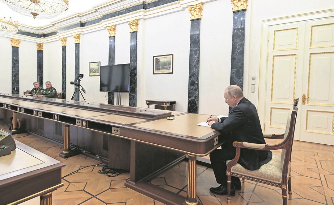 El presidente ruso Vladimir Putin se reunió con el ministro de Defensa, Sergei Shoigu, y el jefe del Estado Mayor, general Valery Gerasimov, ayer en Moscú. Foto: Alexey Nikolsky/AFP