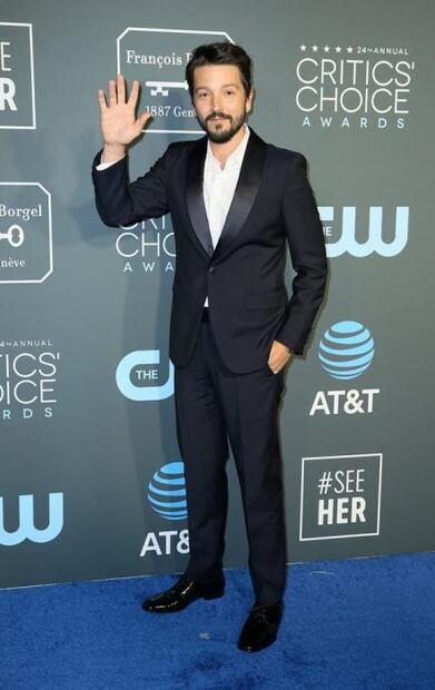 Mexicanos desfilan en alfombra azul de los Critic's Choice Awards