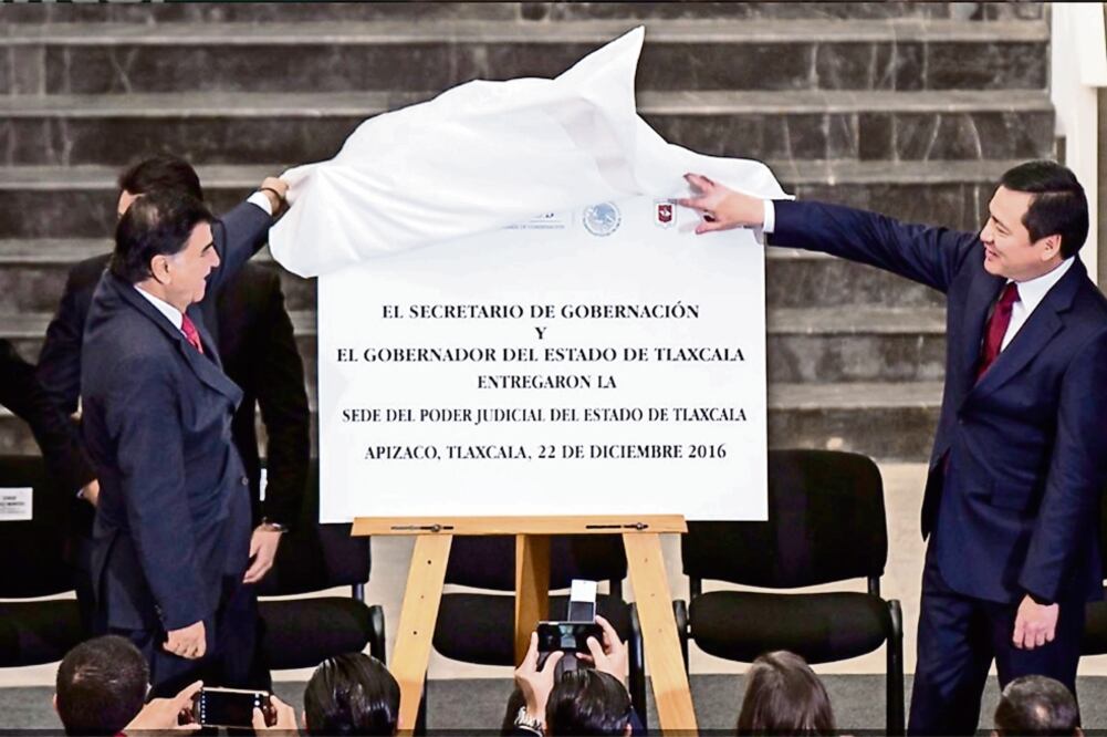 El gobernador de Tlaxcala, Mariano González Zarur, y el secretario de Gobernación, Miguel Ángel Osorio, durante la inauguración de las instalaciones (TOMADA DE TWITTER)