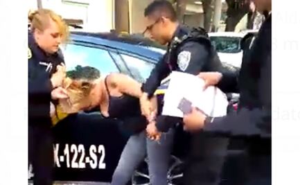 Captan a mujer policía cuando golpea a detenida 