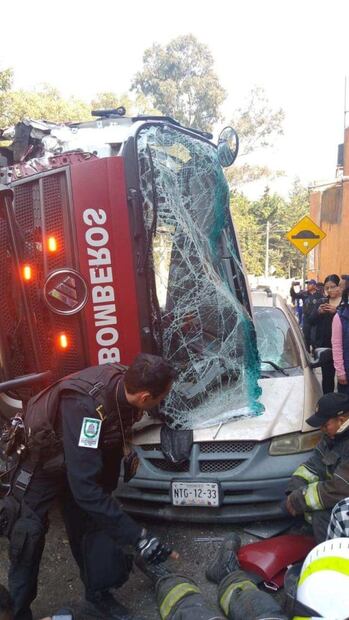 VIDEO: Volcadura de camión de bomberos deja tres lesionados en Magdalena Contreras
