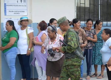 Tras celebrar referéndum, Ecuador reanuda este lunes apagones por crisis energética