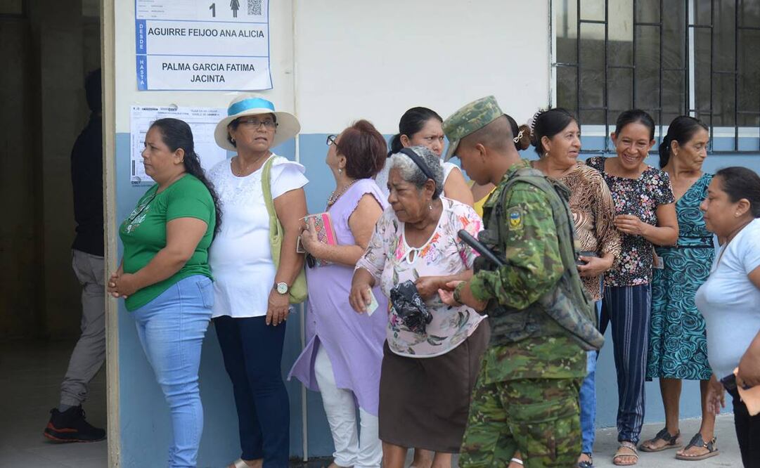 La gente hace cola para votar en un colegio electoral durante un referéndum sobre medidas más duras contra el crimen organizado en Olón. Foto: AFP