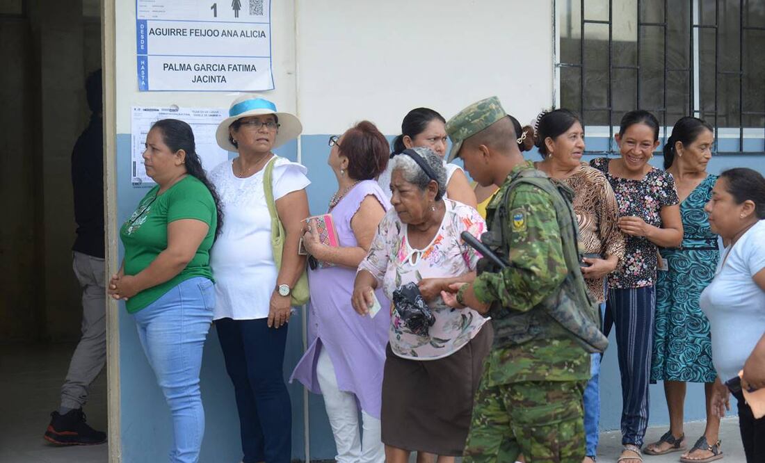 La gente hace cola para votar en un colegio electoral durante un referéndum sobre medidas más duras contra el crimen organizado en Olón. Foto: AFP