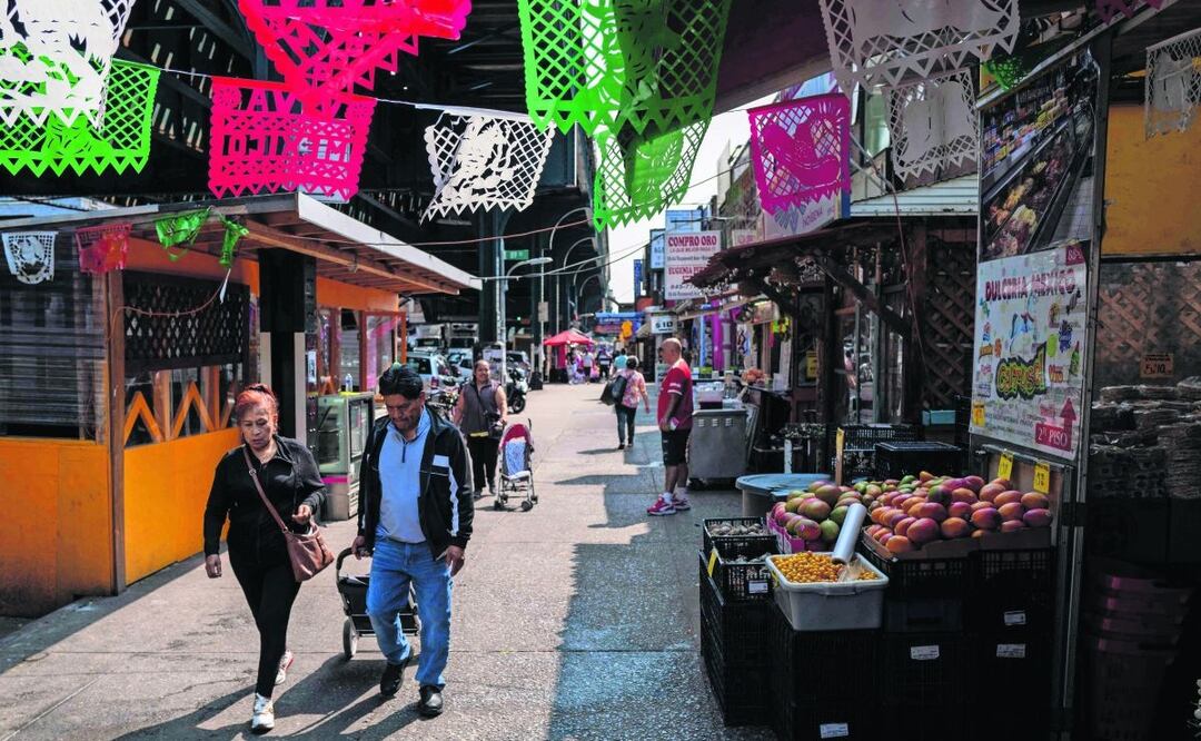 Residentes en la avenida Roosevelt, que pasa por los vecindarios de Elmhurst, Corona y Jackson Heights, en la ciudad de Nueva York, Foto: Spencer Platt /AFP