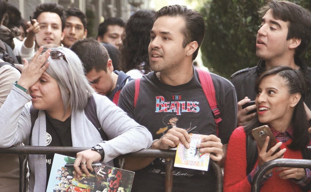 Aunque en la mañana sólo había decenas, el número de fans iba en aumento. FOTO: CARLOS MEJÍA. EL UNIVERSAL