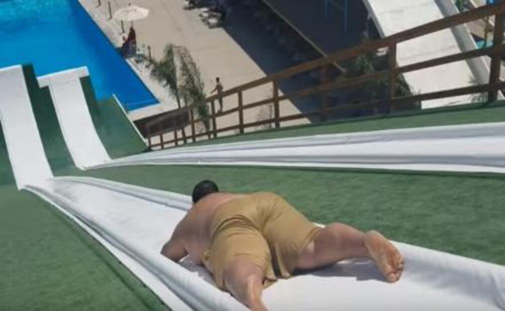 Un tobogán lo hizo famoso, pero su obesidad lo pone en riesgo
