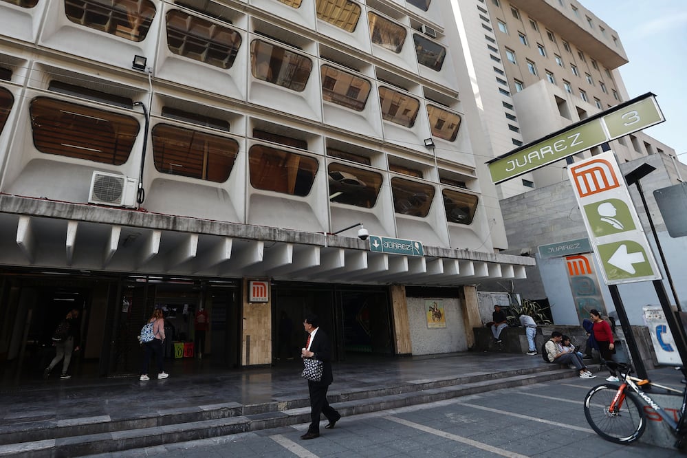 Los edificios que albergan algunas estaciones del STCM tienen un diseño especial. Sus ventanas semejan las de los vagones de los convoyes del Metro. Se hicieron para compensar el peso removido durante la construcción de las líneas, según fue necesario, para evitar daños en construcciones vecinas. Foto: Berenice Fregoso EL UNIVERSAL.