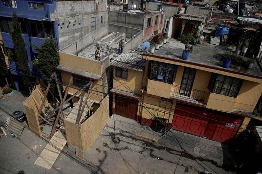 Una vivienda en la colonia Barrio Norte, en la delegación Álvaro Obregón, presentó un hundimiento de más de un metro, al parecer debido a que se encontraba asentada sobre una mina y las lluvias reblandecieron el terreno
