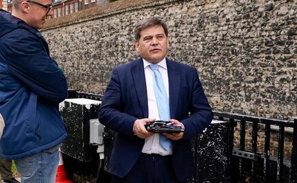 Legislador británico dice que vacunas antiCovid son el "peor crimen desde el Holocausto"; lo suspende su partido