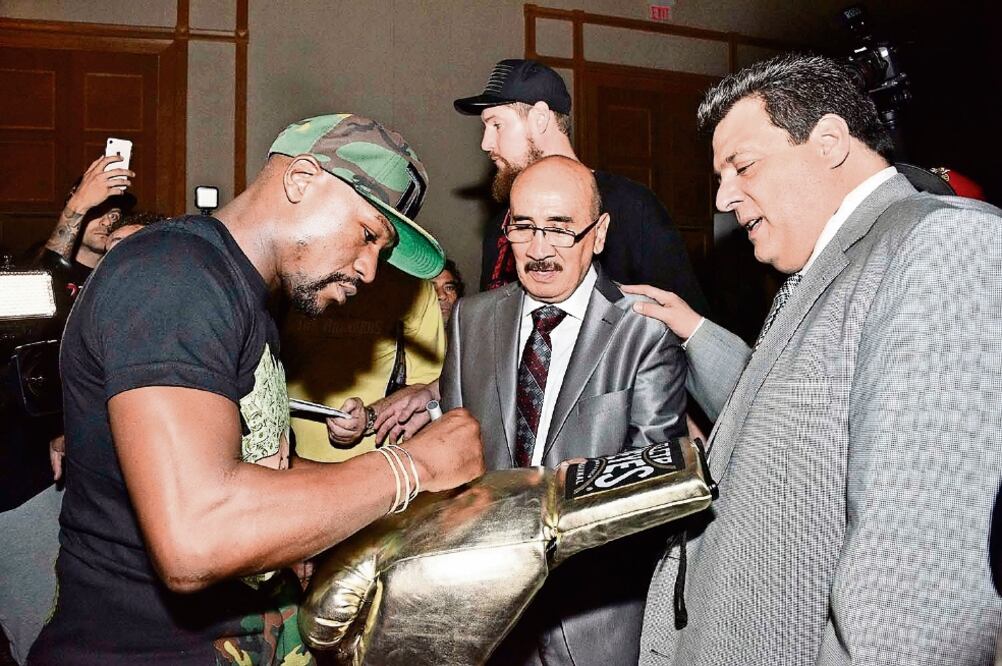 Mayweather convivió con Mauricio Sulaimán, presidente del CMB (ALMA MONTIEL. CMB)