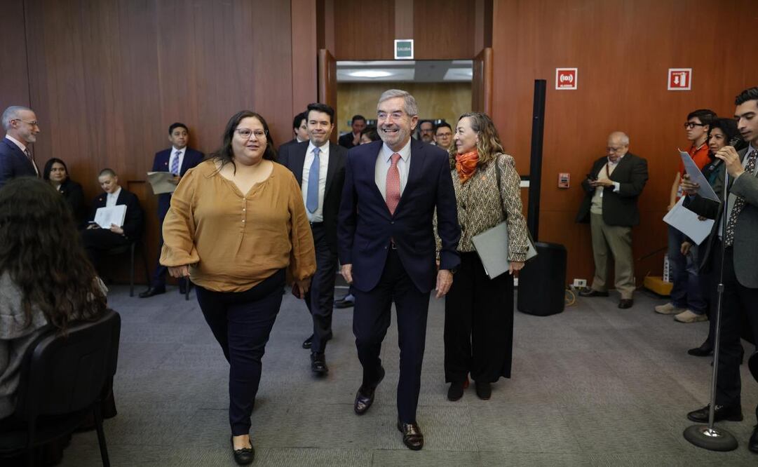 Citlalli Hernández, secretaria de las Mujeres y Juan Ramón de la Fuente, secretario de Relaciones Exteriores. Foto: Especial
