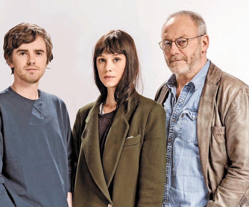 Freddie Highmore junto a Astrid Bergés-Frisbey y Liam Cunninham forman parte de elenco del filme que contará cómo funciona la caja fuerte del Banco de España. CORTESÍA