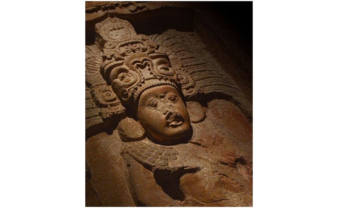 La pieza estrella de la sala es la Estela 14 que representa a Yo'nal Ahk, quien accedió al poder en el año 758. Foto tomada de la cuenta de Instagram @pennmuseum
