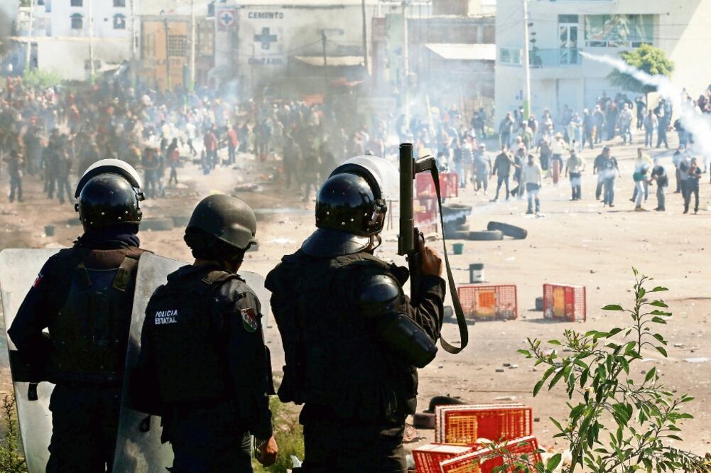 La PGR realiza peritajes en 89 armas de los policías que se encontraban el 19 de junio en Nochixtlán para el desalojo, afirmó el procurador Raúl Cervantes Andrade durante una reunión con integrantes del Comité de Víctimas. (ARCHIVO ELUNIVERSAL)