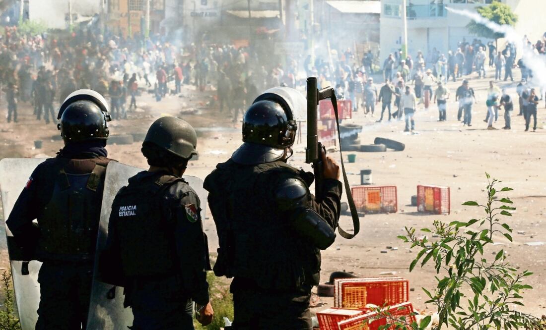 La PGR realiza peritajes en 89 armas de los policías que se encontraban el 19 de junio en Nochixtlán para el desalojo, afirmó el procurador Raúl Cervantes Andrade durante una reunión con integrantes del Comité de Víctimas. (ARCHIVO ELUNIVERSAL)