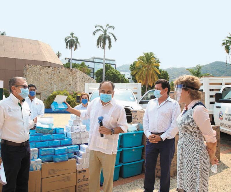 El gobernador Héctor Astudillo Flores dio instrucciones a los jefes de las diversas jurisdicciones sanitarias para repartir los materiales y el equipo. Foto: Especial