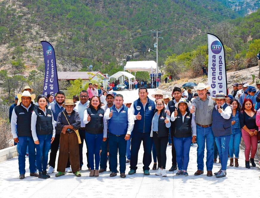 Sinhue Rodríguez Vallejo, gobernador de Guanajuato, acudió a comunidades a entregar obras.