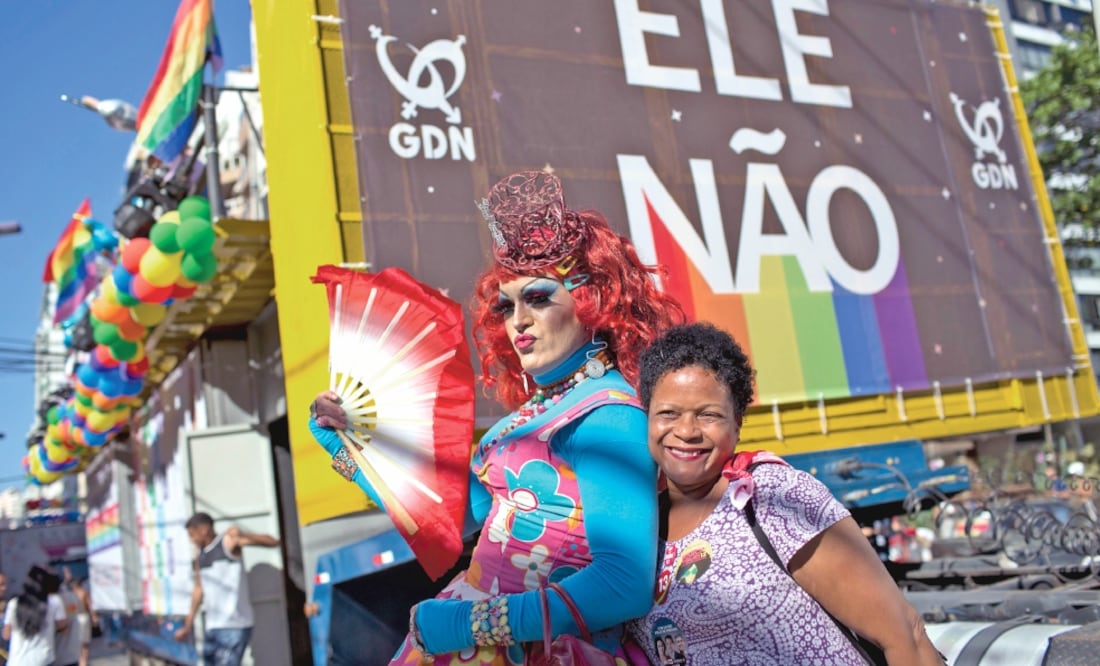 Una drag queen y una mujer posan frente a un cartel en el que se lee “Él No”, en referencia al candidato de extrema derecha a la presidencia de Brasil, Jair Bolsonaro, durante una marcha gay en Niteroi, Brasil. (SILVIA IZQUIERDO. AP)