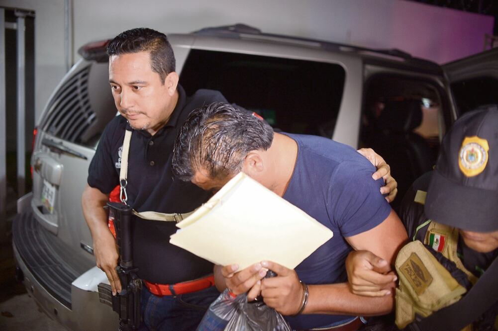 Personal de la fiscalía estatal y de la Policía Federal, durante la captura del ex director general de la Fuerza Civil de Veracruz, Roberto González Meza (CUARTOSCURO)