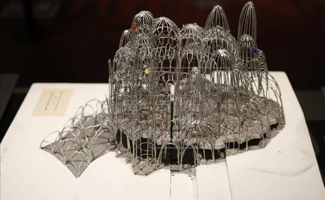 Maqueta de la colonia Güell del arquitecto modernista Antoni Gaudí que se exhibe en la exposición "Paseando con Gaudí". (FOTO: EFE)
