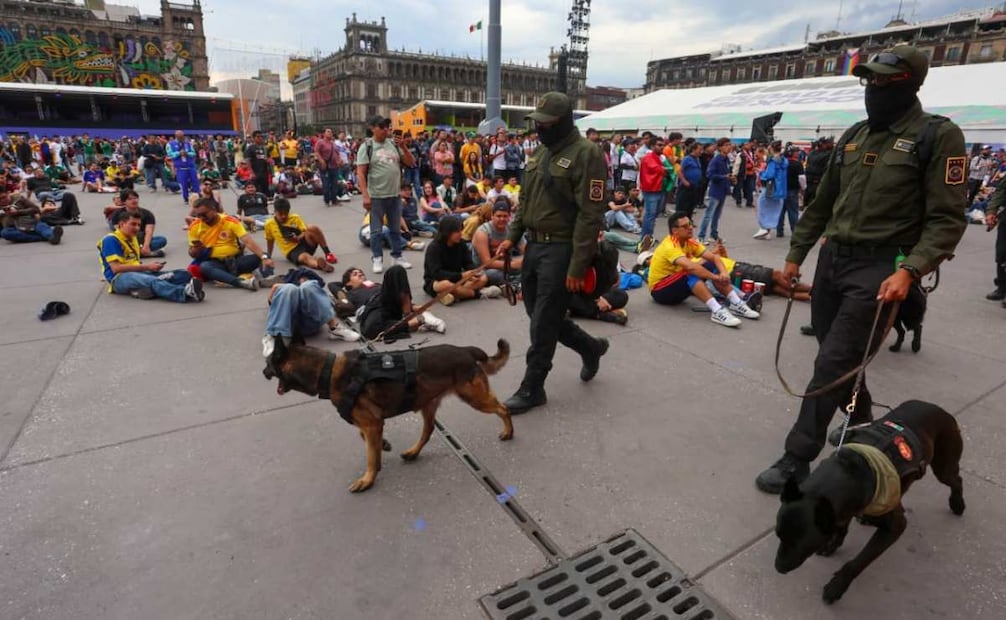 Elementos de la Sedena recorren la plancha del Zócalo para reforzar la vigilancia y seguridad. Foto: Luis Camacho / EL UNIVERSAL
