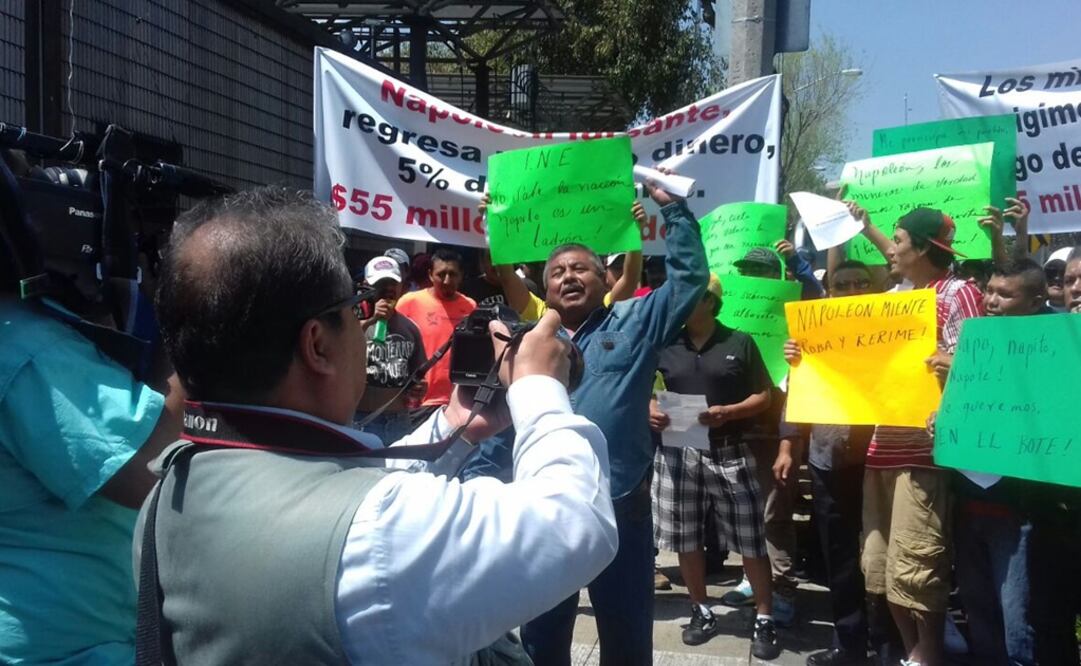 Javier Villarreal Gámez, secretario general de la CTM en Sonora, afuera de las oficinas del INE, en la Ciudad de México. Foto: Especial